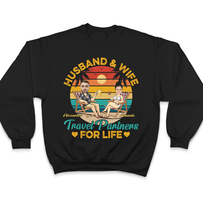 Photo personnalisée mari et femme, partenaires de voyage pour la vie, couple voyageant à la plage - T-shirt personnalisé