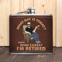 Rétro Quel jour sommes-nous aujourd'hui Qui s'en soucie - Cadeau pour papa, grand-père, cadeau de retraite - Flasque personnalisée