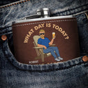 Rétro Quel jour sommes-nous aujourd'hui Qui s'en soucie - Cadeau pour papa, grand-père, cadeau de retraite - Flasque personnalisée