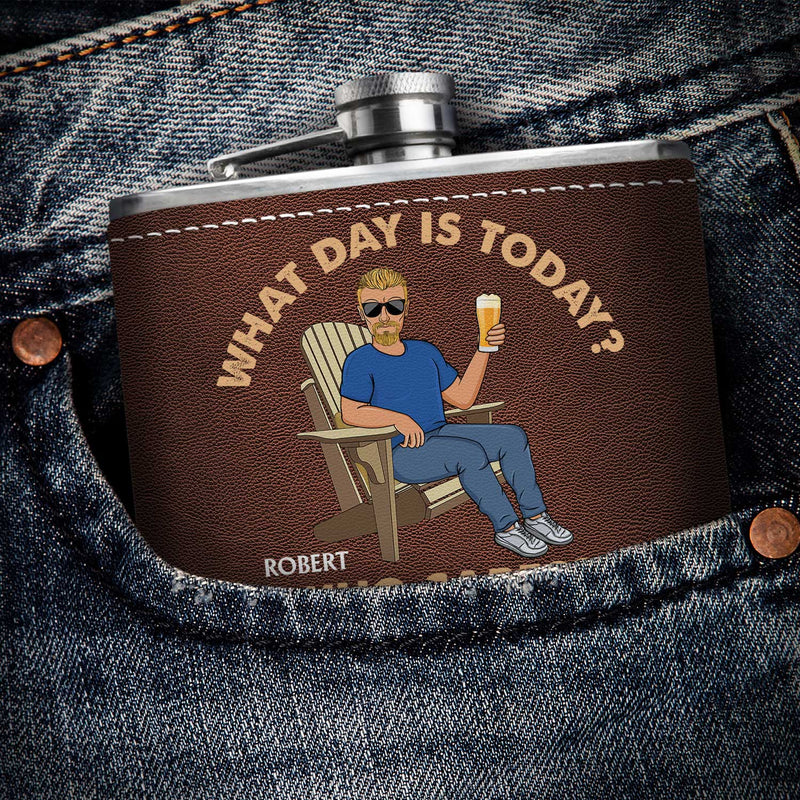 Rétro Quel jour sommes-nous aujourd'hui Qui s'en soucie - Cadeau pour papa, grand-père, cadeau de retraite - Flasque personnalisée