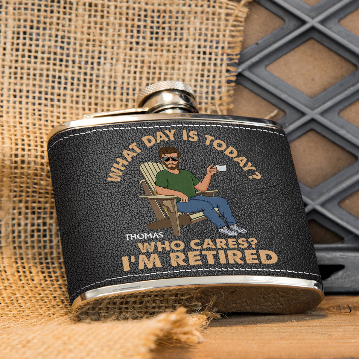 Rétro Quel jour sommes-nous aujourd'hui Qui s'en soucie - Cadeau pour papa, grand-père, cadeau de retraite - Flasque personnalisée