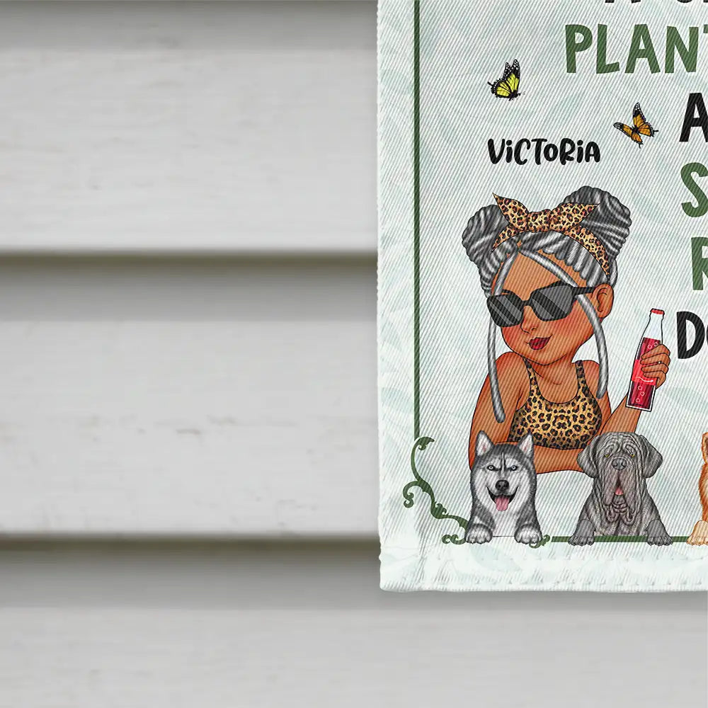 Une folle aux plantes et ses chiens gâtés vivent ici - Drapeau personnalisé