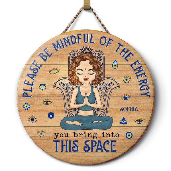 Soyez conscient de l'énergie que vous apportez dans cet espace - Cadeau d'anniversaire, d'amour pour vous-même, femmes, amateurs de yoga - Panneau circulaire en bois personnalisé