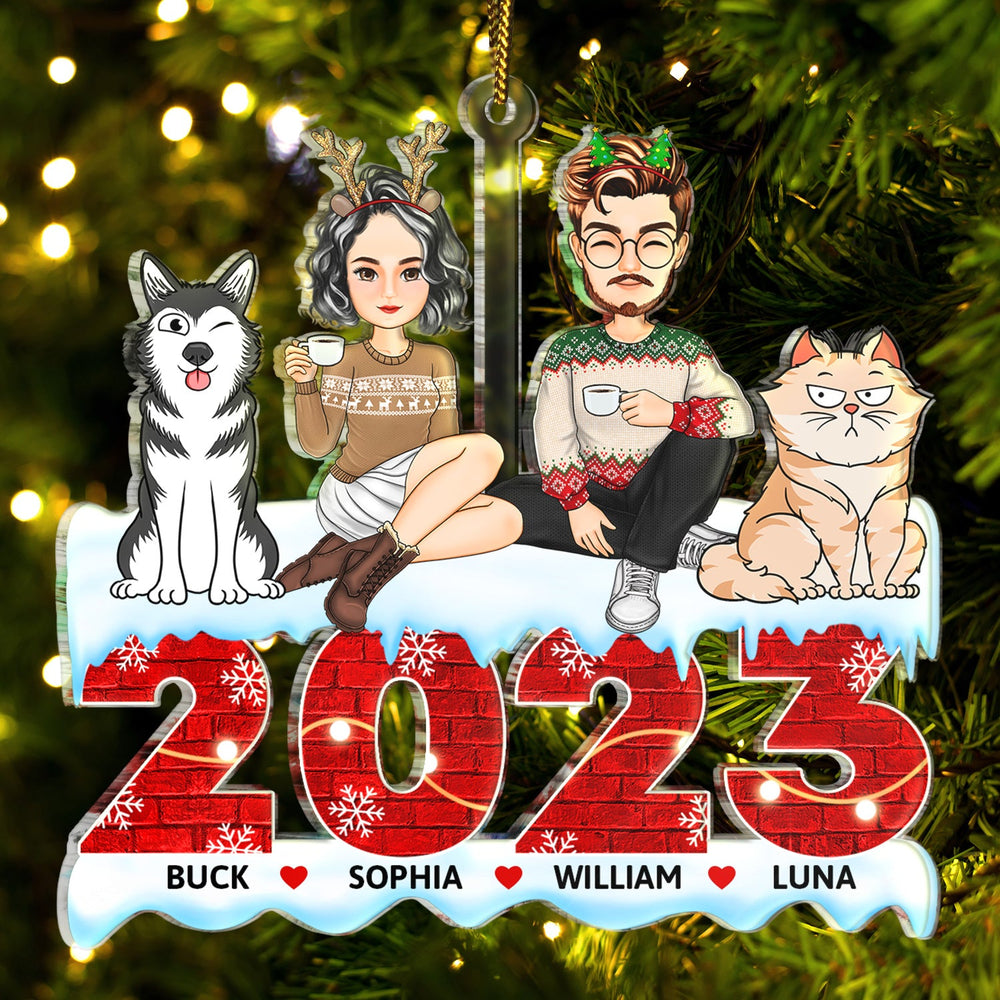 Famille de dessin animé 2023 - Cadeau de Noël pour couples, amoureux des chiens, des chats et des animaux - Décoration acrylique personnalisée