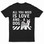 Tout ce dont vous avez besoin, c'est d'amour et d'un chien - Cadeau pour les amoureux des chiens - T-shirt personnalisé