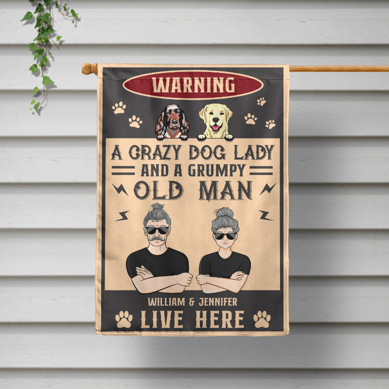 Amoureux des chiens : une chienne folle et son vieil homme grincheux – Drapeau personnalisé