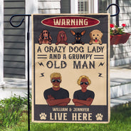 Amoureux des chiens : une chienne folle et son vieil homme grincheux – Drapeau personnalisé