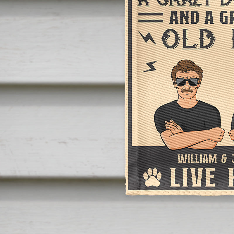 Amoureux des chiens : une chienne folle et son vieil homme grincheux – Drapeau personnalisé