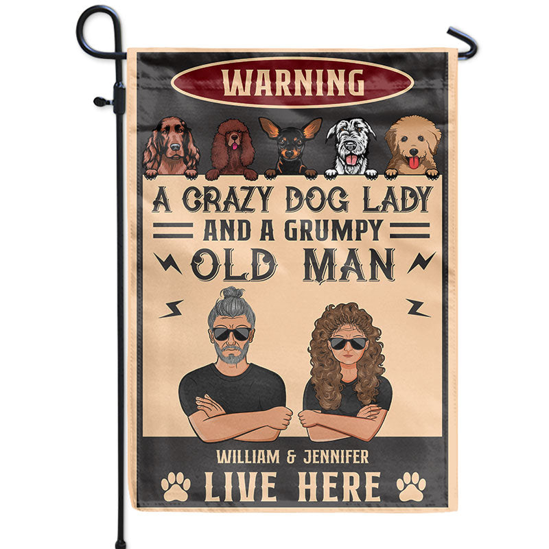 Amoureux des chiens : une chienne folle et son vieil homme grincheux – Drapeau personnalisé