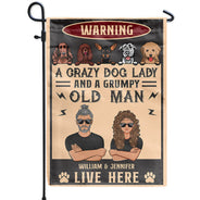 Amoureux des chiens : une chienne folle et son vieil homme grincheux – Drapeau personnalisé