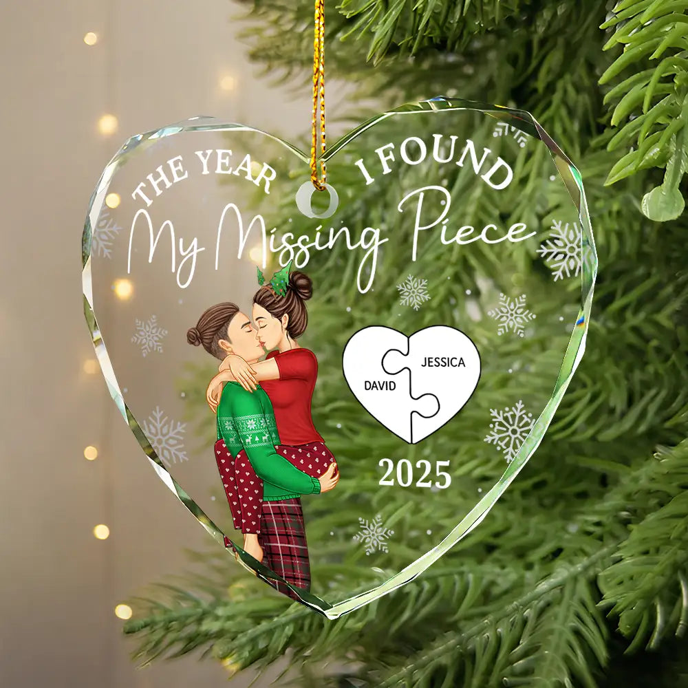 Love,Christmas,Gift For Wife,Gift For Husband,Gift For Couples,Gift For Girlfriend,Gift For Boyfriend - The Year I Found My Missing Piece Kissing Couples - Personalized Heart Shaped Glass Ornament