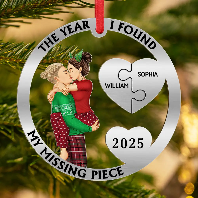 Gift For Couples,Happy,Christmas - The Year I Found My Missing Piece Kissing Couples - Personalized Metal Ornament