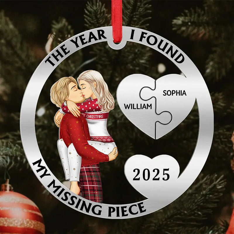 Gift For Couples,Happy,Christmas - The Year I Found My Missing Piece Kissing Couples - Personalized Metal Ornament