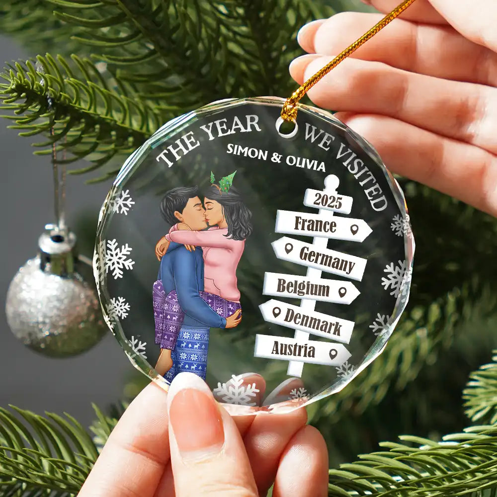 Gift For Couples, Gift For Husband, Gift For Wife, Gift For Boyfriend, Gift For Girlfriend, Christmas, Travel, Happy - The Year We Visited Travel Ornament Side View - Personalized Circle Glass Ornament