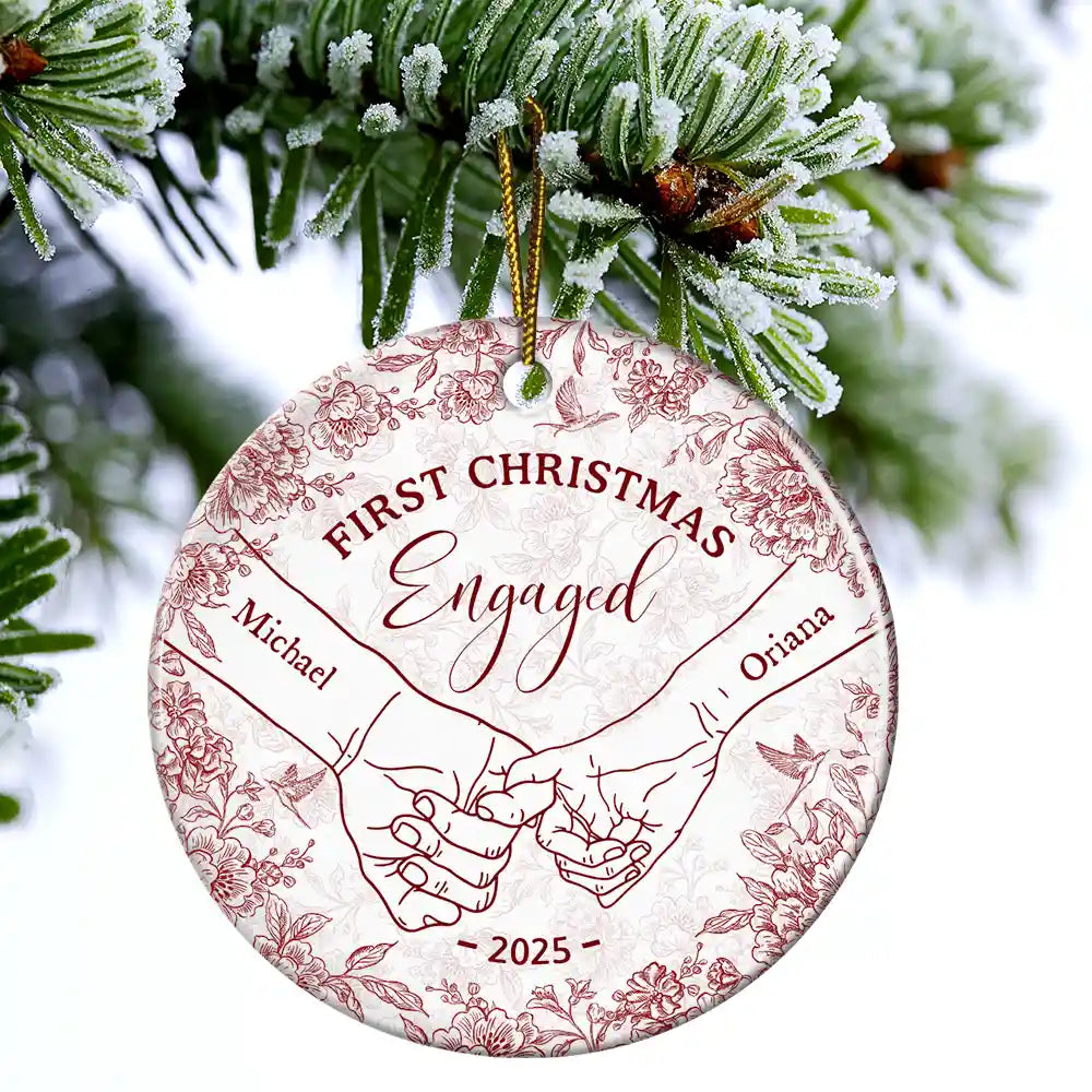 Christmas, Gift For Couples, Gift For Husband, Gift For Wife, Gift For Boyfriend, Gift For Girlfriend, Love - Toile De Jouy Holding Hands First Christmas Couple - Personalized Circle Ceramic Ornament