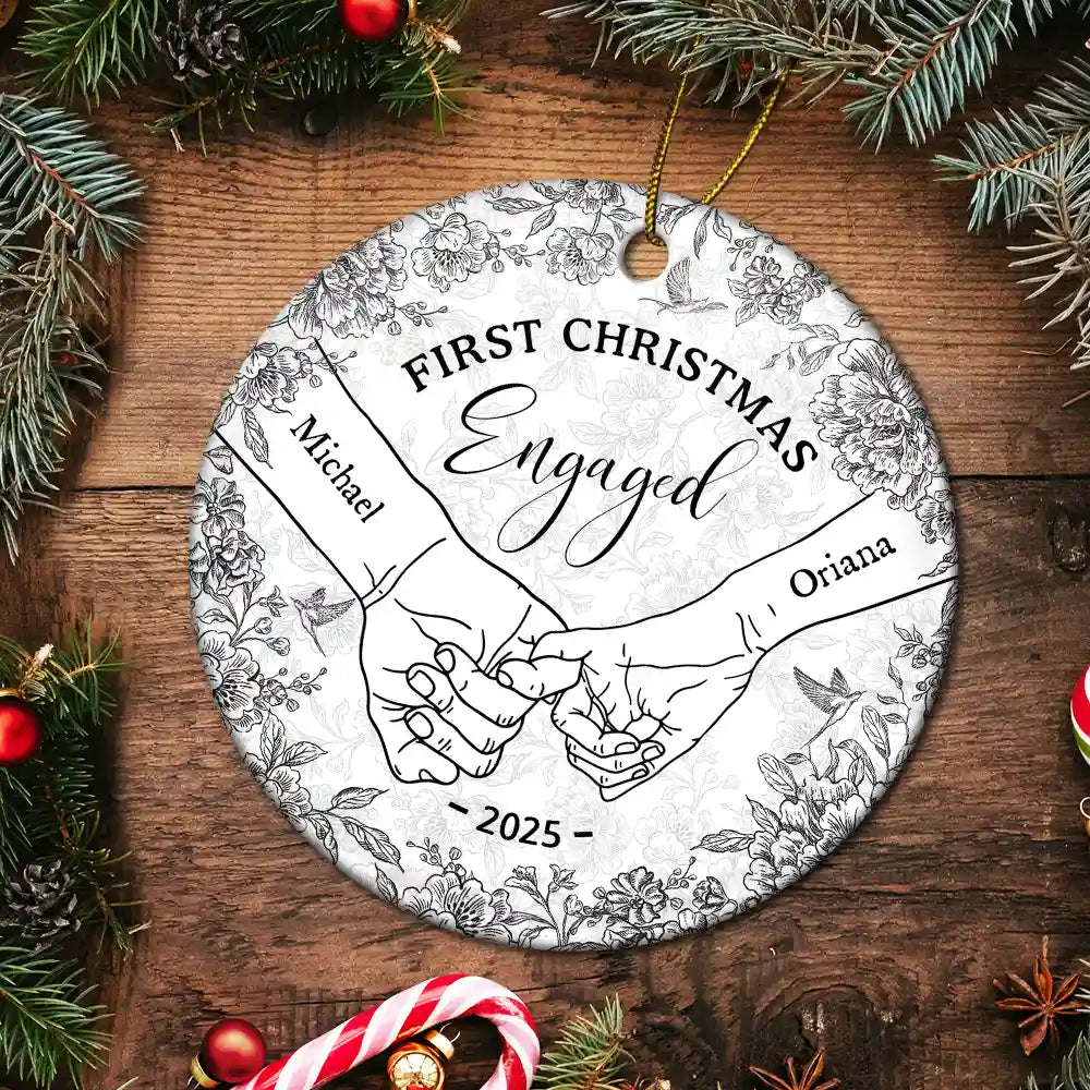 Christmas, Gift For Couples, Gift For Husband, Gift For Wife, Gift For Boyfriend, Gift For Girlfriend, Love - Toile De Jouy Holding Hands First Christmas Couple - Personalized Circle Ceramic Ornament