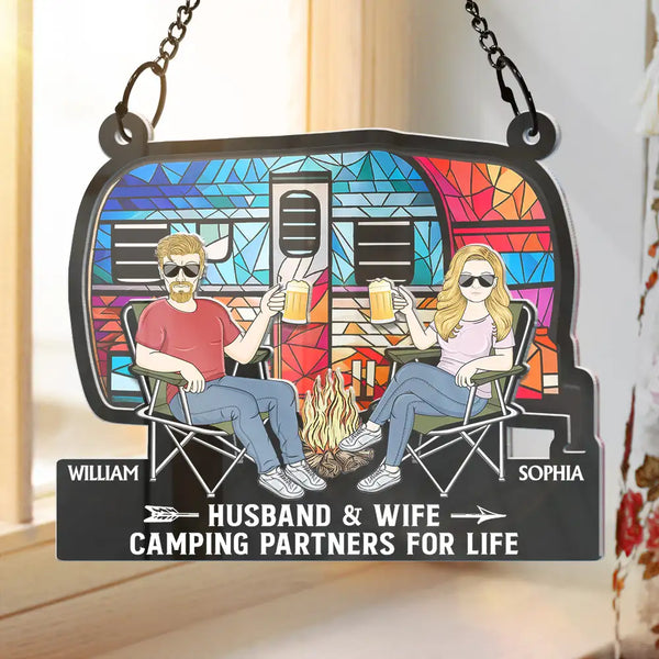 Couple de camping, mari et femme, partenaires de camping pour la vie - Attrape-soleil personnalisé en acrylique à suspendre à une fenêtre