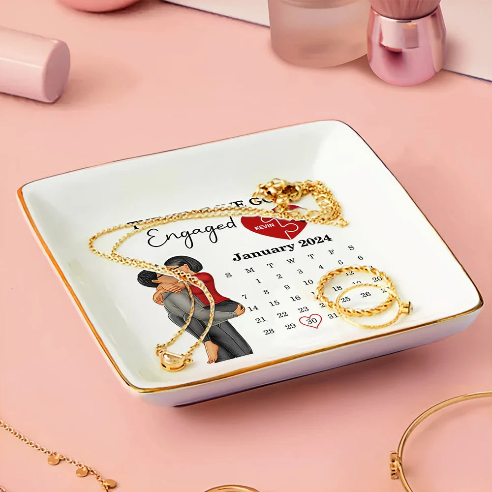 Gift For Couples, Gift For Husband, Gift For Wife, Gift For Boyfriend, Gift For Girlfriend - The Year We Got Engaged Married Kissing Couples Calendar - Personalized Ring Dish