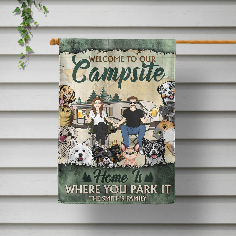 Où la famille et les amis créent des souvenirs - Cadeau pour animal de compagnie, amoureux du camping, camping, décoration de camping, couple, famille - Drapeau personnalisé