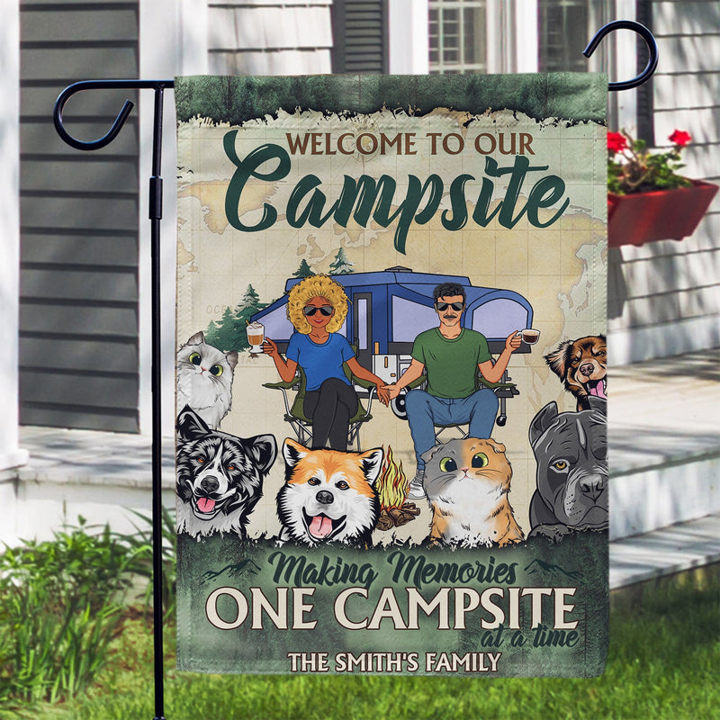 Où la famille et les amis créent des souvenirs - Cadeau pour animal de compagnie, amoureux du camping, camping, décoration de camping, couple, famille - Drapeau personnalisé