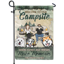 Où la famille et les amis créent des souvenirs - Cadeau pour animal de compagnie, amoureux du camping, camping, décoration de camping, couple, famille - Drapeau personnalisé