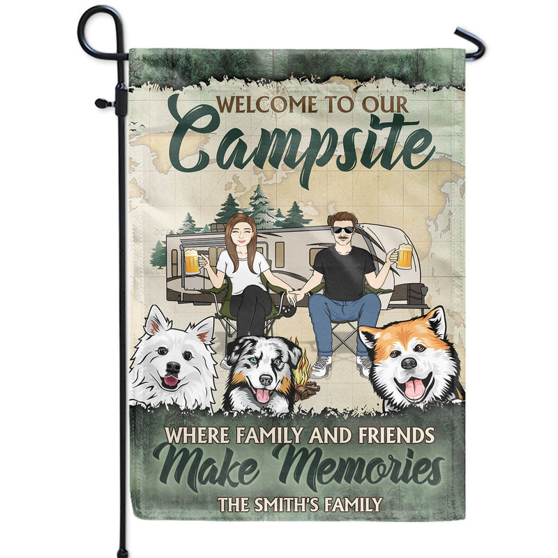 Où la famille et les amis créent des souvenirs - Cadeau pour animal de compagnie, amoureux du camping, camping, décoration de camping, couple, famille - Drapeau personnalisé