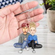 Couple assis ensemble - Cadeau d'anniversaire pour couples - Porte-clés en acrylique découpé personnalisé