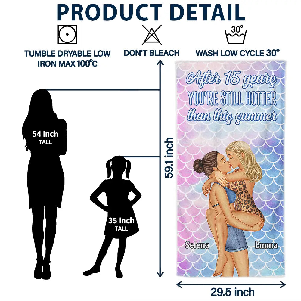 Couple s'embrassant après des années plus chaudes que cet été - Serviette de plage personnalisée
