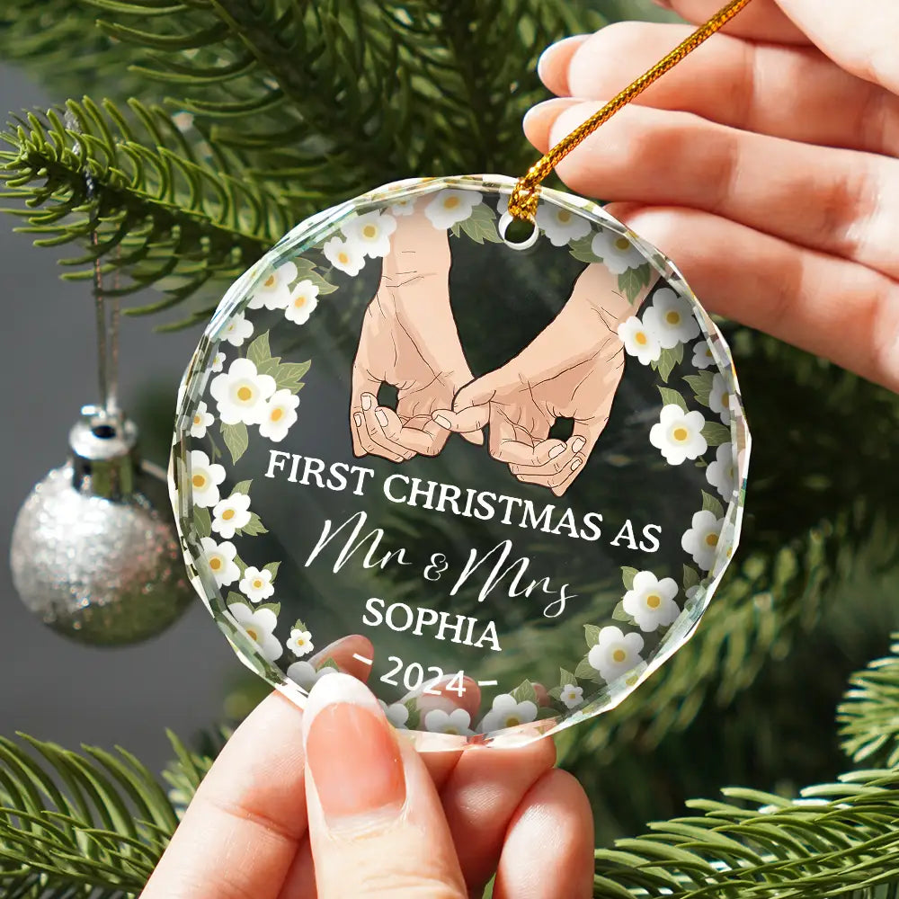 Holding Hands Husband And Wife First Christmas - Personalized Circle Glass Ornament