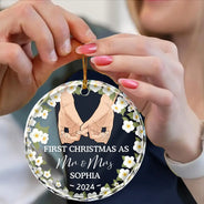 Holding Hands Husband And Wife First Christmas - Personalized Circle Glass Ornament