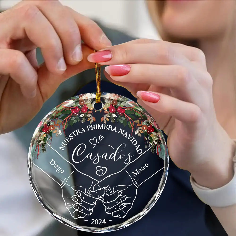 Gift For Couples - Nuestra Primera Navidad Casados - Adorno De Cristal Circular Personalizado