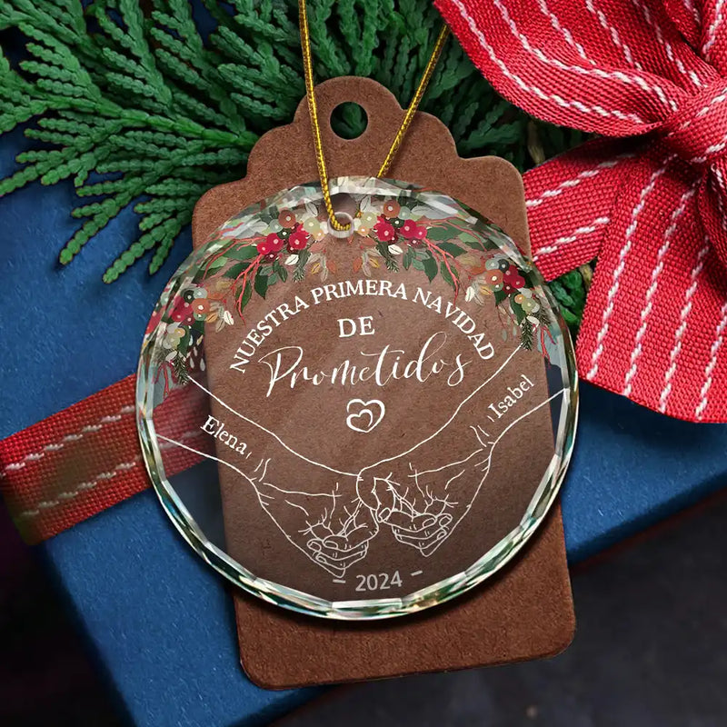 Gift For Couples - Nuestra Primera Navidad Casados - Adorno De Cristal Circular Personalizado