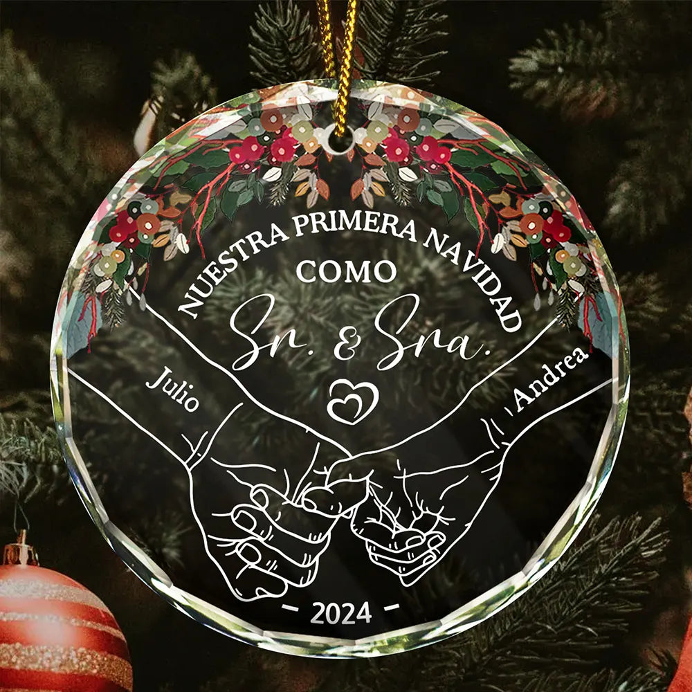 Gift For Couples - Nuestra Primera Navidad Casados - Adorno De Cristal Circular Personalizado