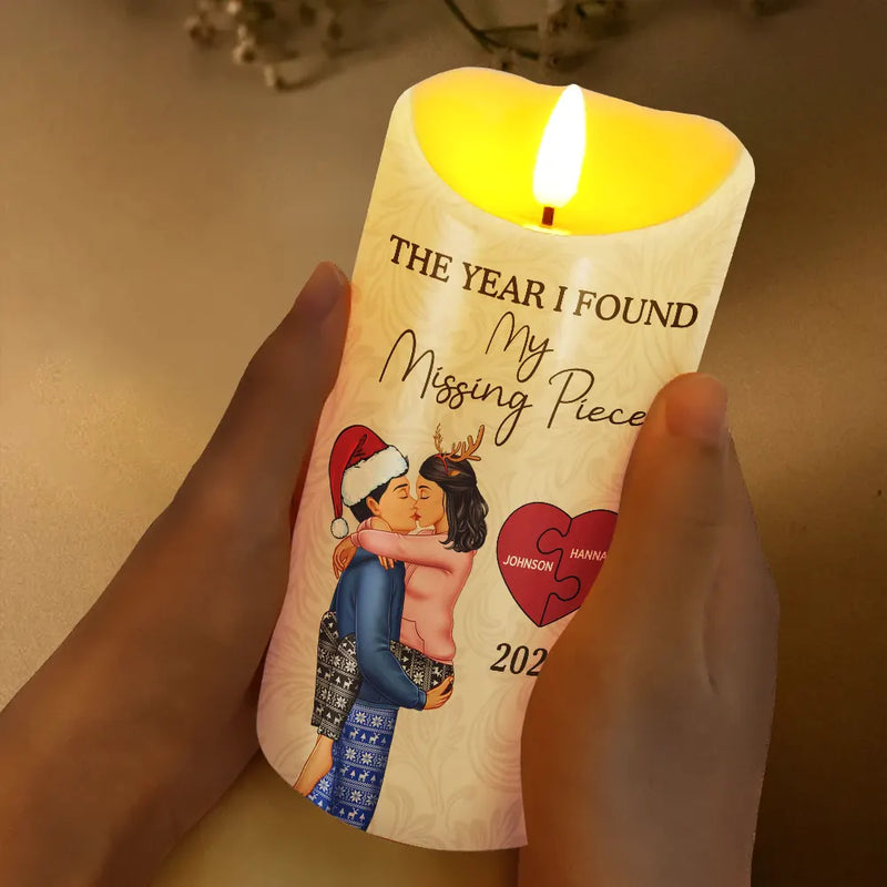 Christmas,Love,Gift For Couples,Gift For Husband,Gift For Wife,Gift For Boyfriend,Gift For Girlfriend,Anniversary - The Year I Found My Missing Piece Kissing Couples - Personalized Flameless LED Candle